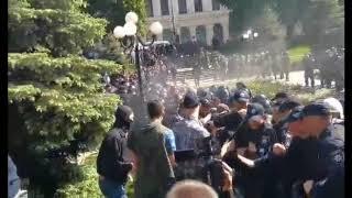 Мітинг у Чернівцях. Представники ЛГБТ-спільноти та їх противники