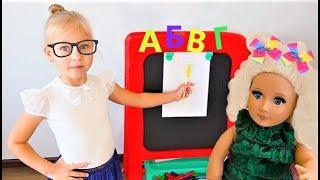 Alice is a teacher in the school ! In Pretend play school with dolls