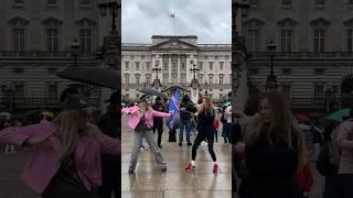 What can be better then fight in front of Buckingham palace #bluemonday #trend #challenge #zina姿娜