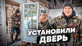  УСТАНОВИЛИ ДВЕРЬ В БАНЮ, ЧУТЬ ВСЁ НЕ СЛОМАЛИ