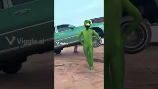 Green Alien vs Snoop Dogg