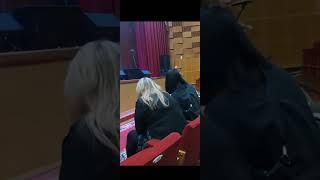 Семейный психолог Сатья огрел сумкой взбесившую его поклонницу в Новгороде. Имел ли он на это право?