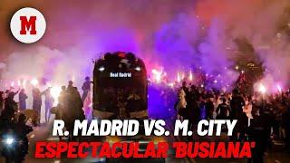 Espectacular recibimiento al Real Madrid: ¡el humo de las bengalas hace desaparecer el bus! I MARCA