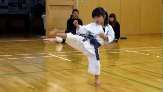 Mahiro(5-year-old girl) practicing kihon for kyu exam 5歳の女の子、基本練習中