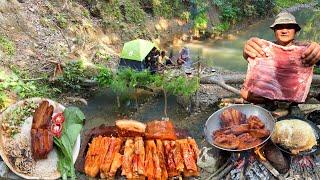 Building Open Tree House Survival Shelter in River outdoor Cooking Pork Belly & Local Bread Raw Veg