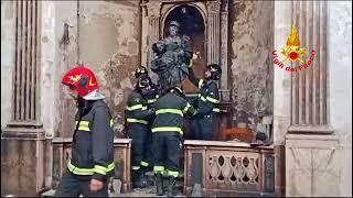 Torre le Nocelle, incendio al Santuario: i caschi rossi recuperano tre statue sacre