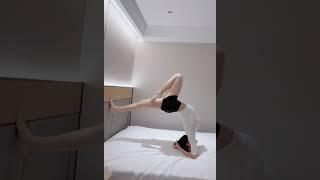 床上直升機#一字馬 #瑜珈 #柔軟 #姿勢 #美女 #legs #toes #feet #美腿 #腳底 #美足 #foot #大長腿 #長腿美女 #腿 #劈腿 #高難度動作 #腿控#足控