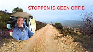 Spekgladde weg! Onverantwoord door te rijden? Stoppen is geen optie! Onverharde bergweg Spanje.