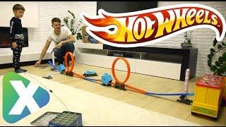 Трек HotWheels, машинки влетают в грузовик, гонки и развлечения с дядей. EgorX