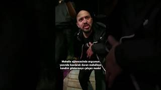 Mahalle eğlencesinde orgcunun yanında kasılarak duran model - Oğuzhan Alpdoğan