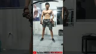 Ganteng Kekar Berotot Sixpack Gym Fitnes Keringetan Buka Baju Pamer Badan