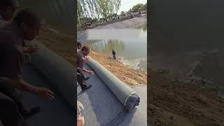 The process of laying cement blanket on the fish pond wall