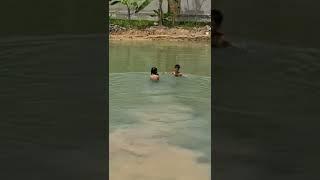 Mandi bareng Rocky 