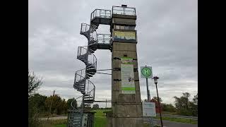 DDR-Grenzturm BT 9 ("Beobachtungsturm 9m") bei Lenzen, gegenüber ist Sendemast Höbeck