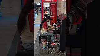 Piano Player in MRT Harbour Front - Singapore #piano #free #harbourfront #singapore