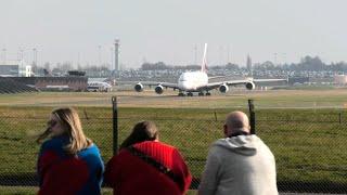 What an amazing moment when the world’s biggest passenger jet Airbus a380 takeoff & landing!