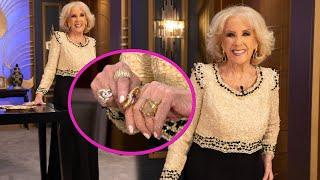 Vestida de dorado y negro, Mirtha bromeó con uno de sus anillos: "Parece un arma de defensa"