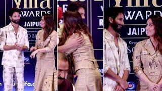 Kareena Kapoor Rushes To Hug Shahid Kapoor On Stage During IIFA Awards 2025 Jaipur Presentation