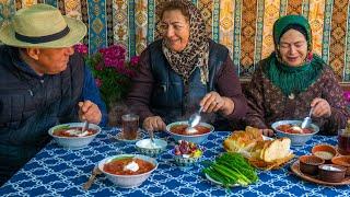 Borschtsch - Ukrainische Berühmte Rindfleischsuppe Mit Gemüse.