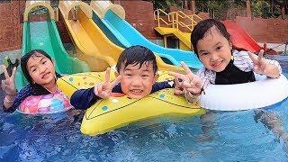 水上樂園滑梯 游泳挑戰！親子互動遊戲 短劇 旅行~Water Park Fun For Kids！