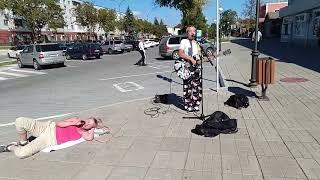 Уличный музыкант Диана с композицией "Яхта Парус" и ее фанатка) в Приднестровье, город Бендеры