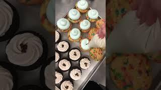 How to pipe icing on a gluten free confetti cupcake! #glutenfreebaking #cupcake #cupcakedecorating