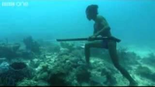 Indígena pescando a buceo libre