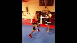 Profiboxer Tobias Voss im Abschlusstraining mit Trainer Emile Ripassa