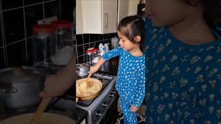 Alina cooking spaghetti  #shorts #trendingshorts #spagetti #cooking #chickenspaghetti #ukshorts