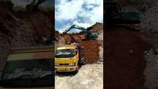 proses pengangkutan tanah ke proyek kereta api bandung