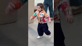 Cute baby, carefree age, daily baby walk series, another day of being healed by my daughter, cut