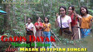 Gadis dayak mancing di hutan dan masak ikan di tepian sungai