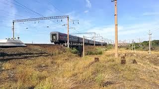 Поезд направлением Анапа - Орск едет в сторону ст. Никель (17.08.18)