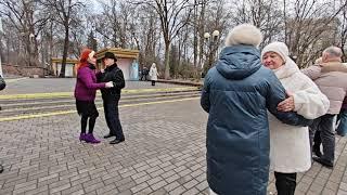 21.12.24г..."Женщина Любимая Моя"... звучит на танцполе в Гомельском парке...