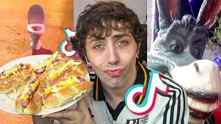 viendo tiktoks y comiendo panchos 