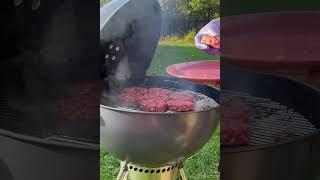 Чизбургеры на угольном гриле Weber