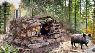 Building a Barrel-Shaped Stone Shelter to Hide from a Wild Boar