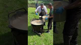 migranten uit oezbekistan koken in een park in Amsterdam #netherlands #uzbekistan #migrants