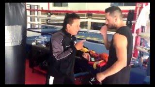 PRICELESS!! Roberto Duran teaches inside game to Mosley & Mora