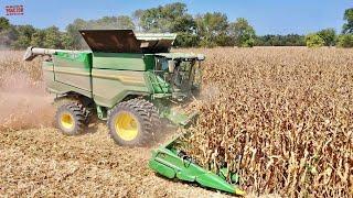 JOHN DEERE S7 800 Combine Harvesting Corn