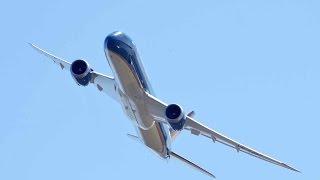 Boeing 787 Dreamliner flies over 18th hole during Heritage