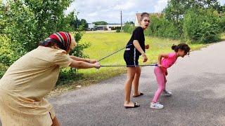 NOTRE MAMIE NOUS ATTACHE DANS UN PARC