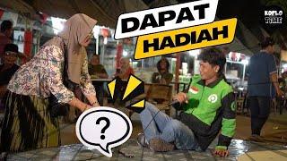 Awal mulanya ditertawakan endingnya malah dapat hadiah dari pengunjung