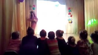 Танцует  детский танцевальный коллектив Родничок