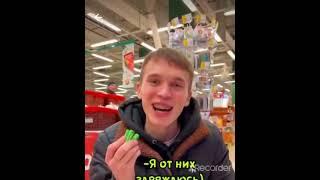 Купил герлянду но только на себе!