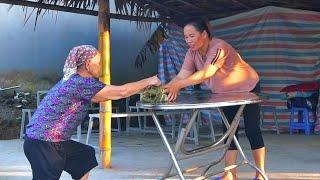 The unfortunate maid wrapped the cakes to sell. Gave the benefactors KONG & DAU delicious cakes