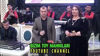 toy açılışı oxuyan Nigar Agcabedili ve Rauf Nagıoglu / tamada İxtiyar / gitara Mehemmed Agcabedili