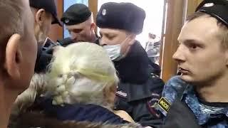 Потасовка с полицией и приставами! Группа поддержки Елены Тардасовой Юн сцепилась с силовиками!