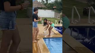 Desafio da piscina brincadeira entre as meninas