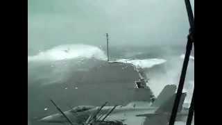 Portaviones en apuros en medio de una tormenta